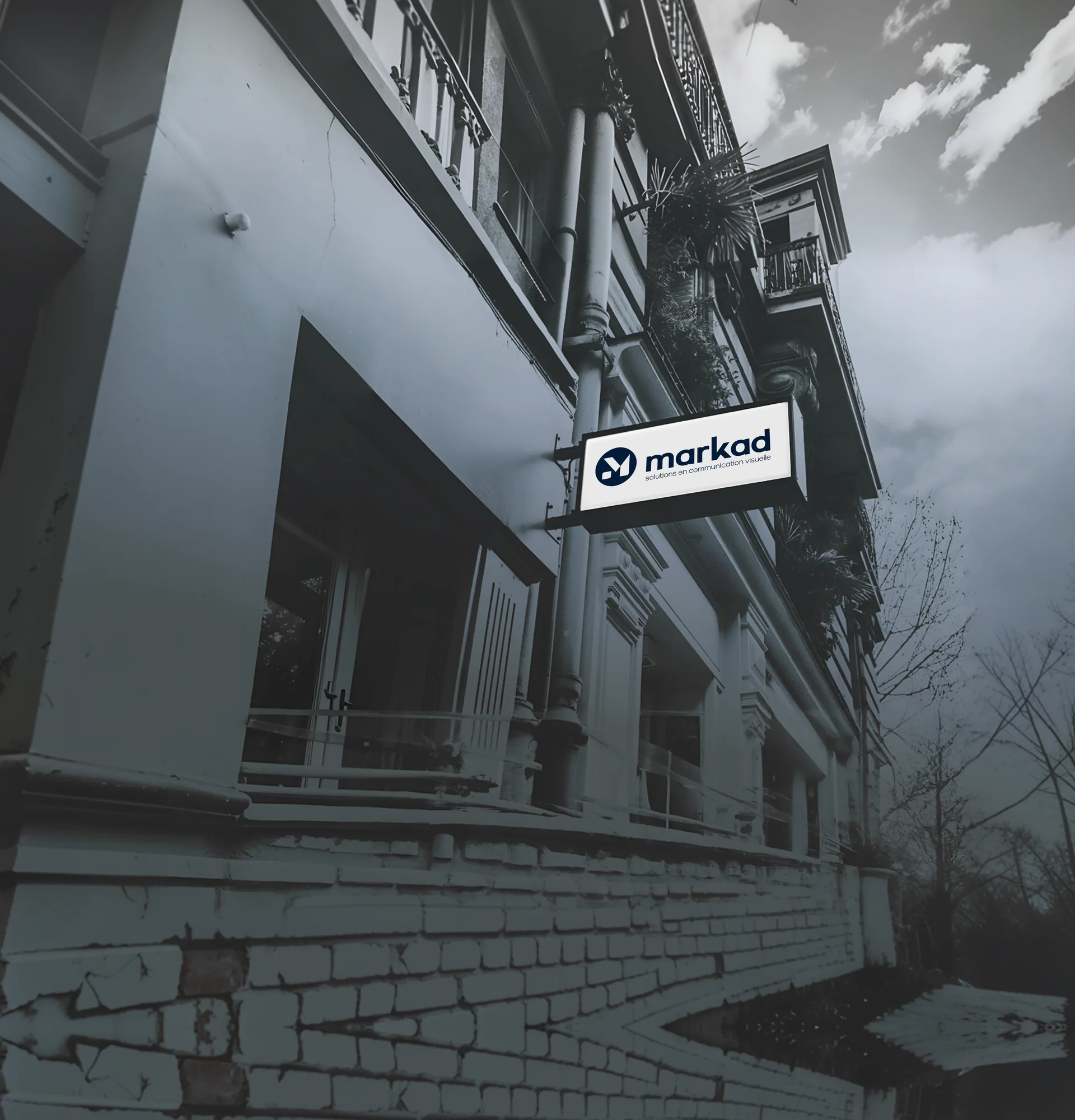 Enseigne lumineuse Markad sur une façade à Genève — signalétique & communication visuelle