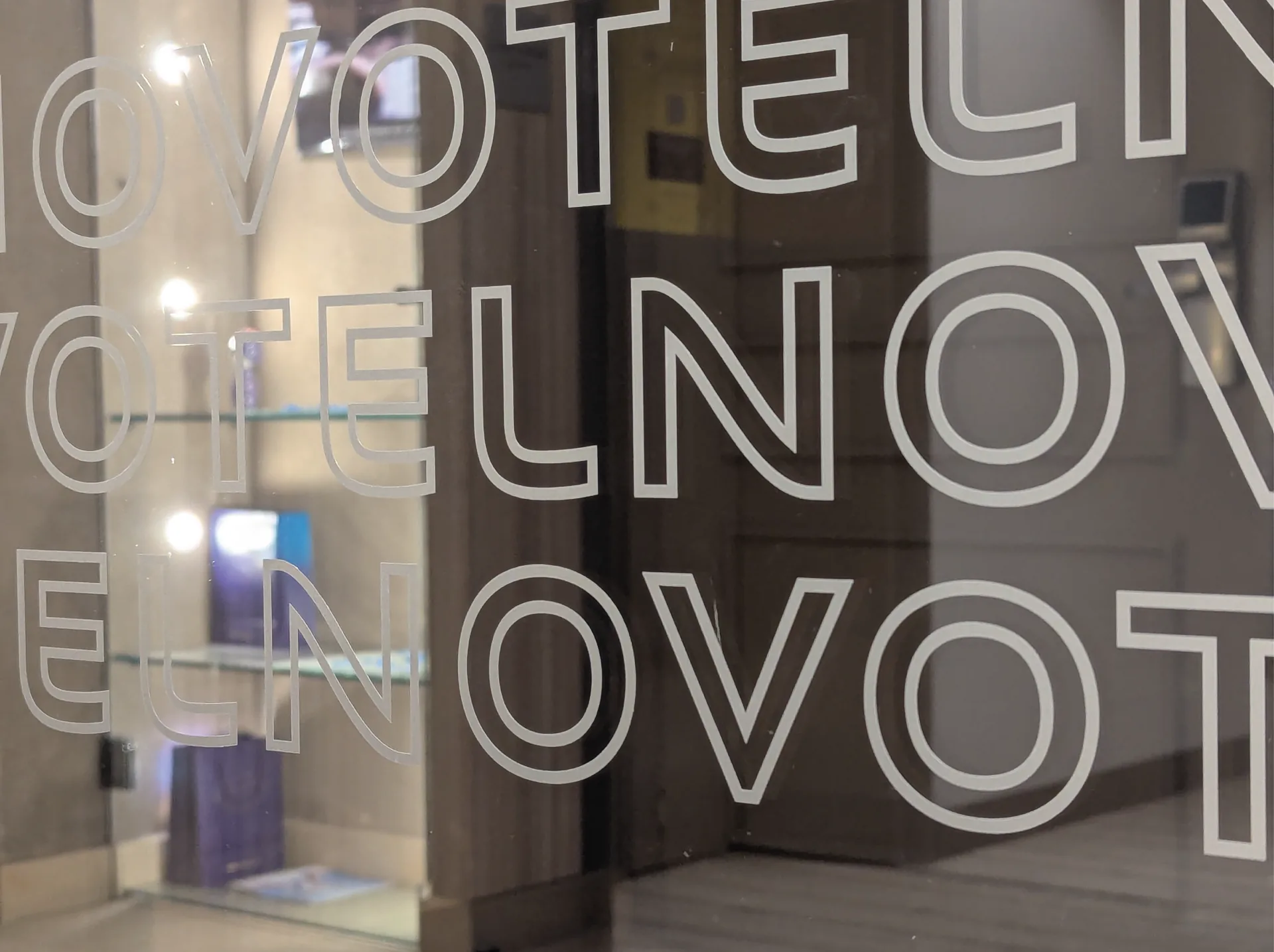 Novotel — Spa — Vitrage du spa habillé du lettrage « Novotel » répété en film dépoli