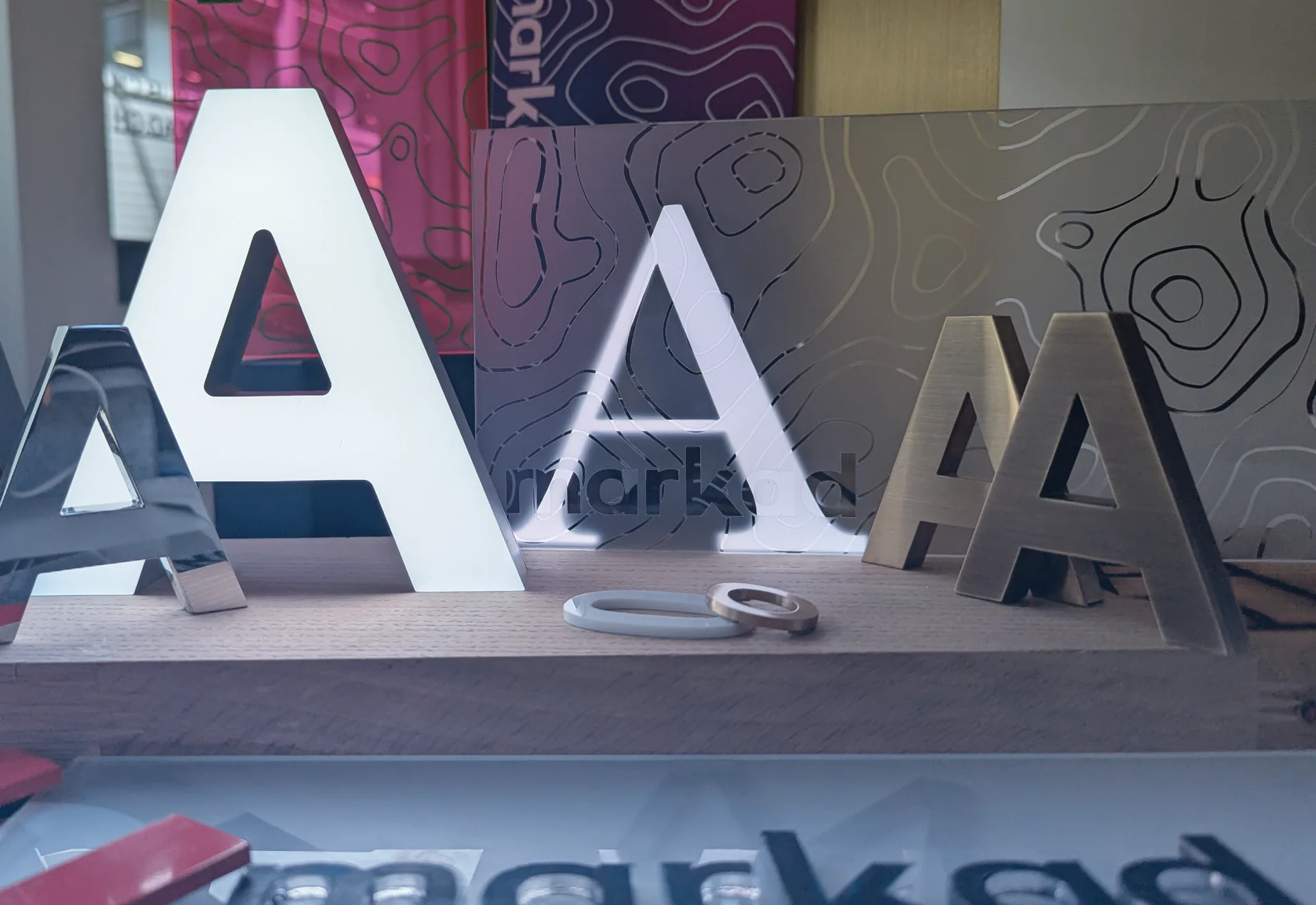 Lettres enseignes « A » en relief dans différentes matières : miroir, rétroéclairé et métal brossé